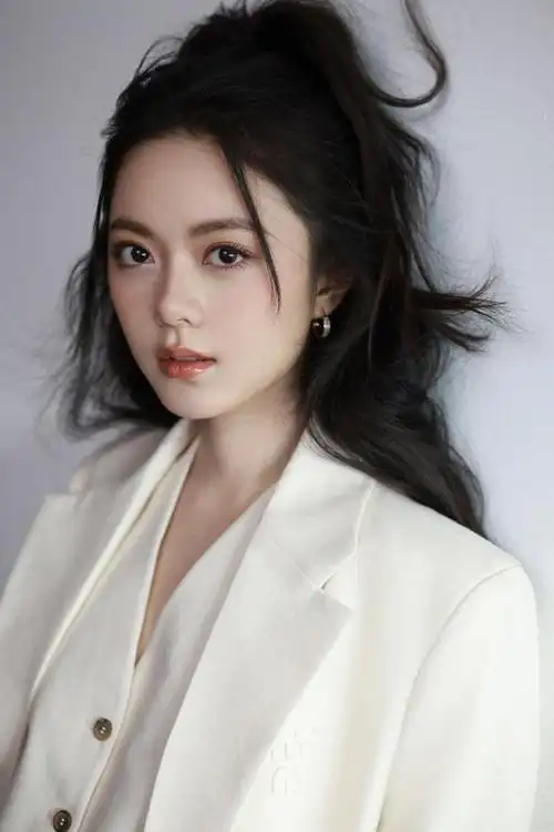 赵今麦最新造型大片,白西装半高马尾,飒爽优雅的麦麦啊