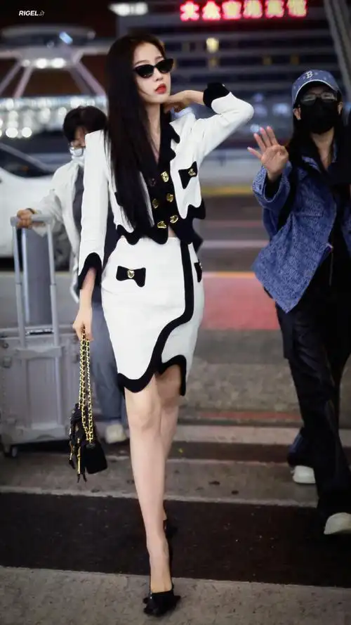 虞书欣米兰时装周##moschino品牌代言人虞书欣##虞书欣黑白幻形套装