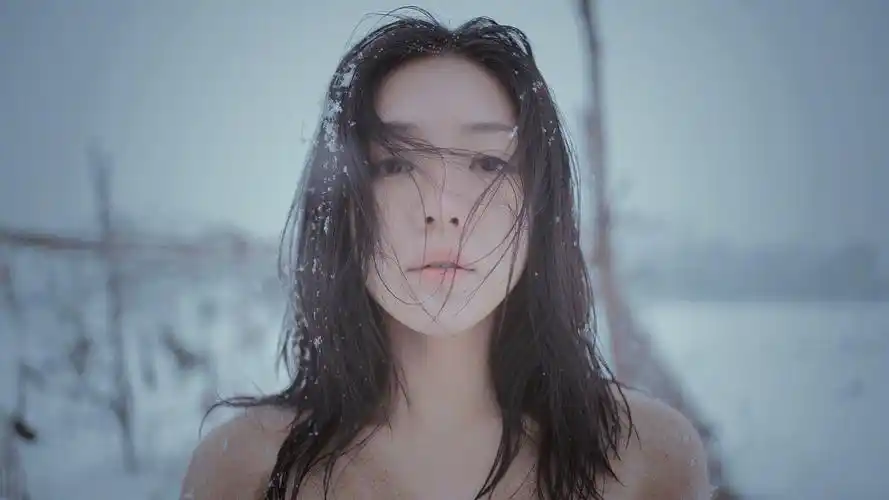 邓家佳冬日雪地优雅写真高清桌面壁纸