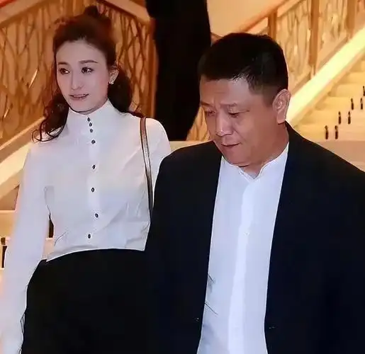 被富商折磨4年,2次流产,没想到男闺蜜砸下5亿接盘成功|鄢颇|孙东海