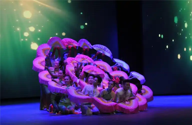 高雅艺术进校园郑州师范学院残疾人艺术团专场演出在我校成功举行