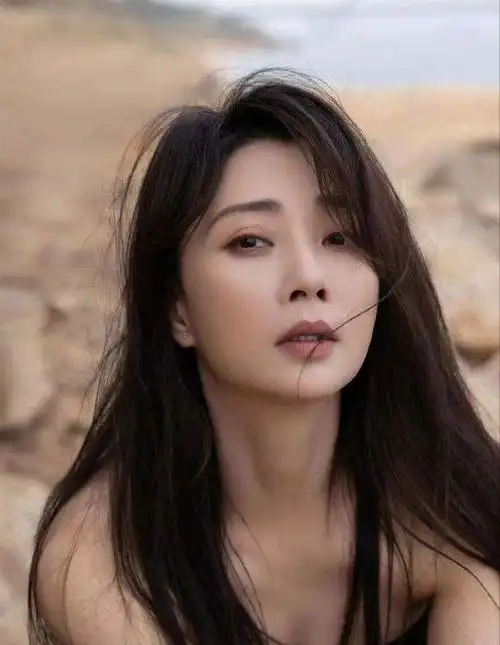 十大女星穿衣搭配(风情万种只服这6位中年女星)(13)