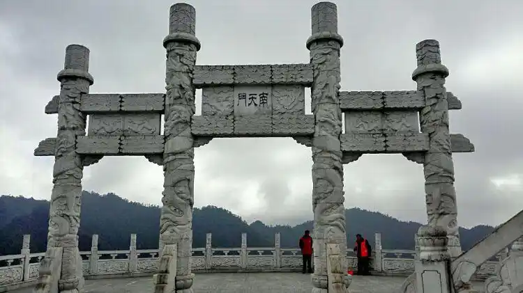 登南天门 仰望彩云低     俯瞰众山小 绝顶我为峰     自得