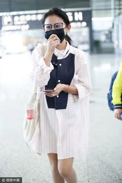 2017年9月13日,上海,热依扎现身机场.  图片来源:视觉中国i/视觉中国