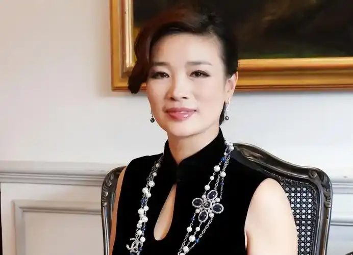 巨贪前夫前脚入狱,转身嫁给周立波的女富豪胡洁,如今怎么样?