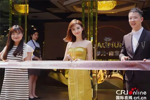 景甜现身活动大秀身材 披肩直发显柔美