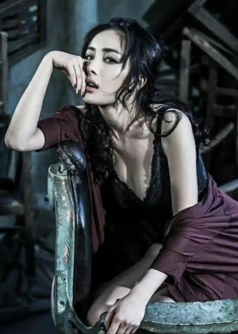 杨幂早期男人装照片,不得不说身材太有料了!#杨幂