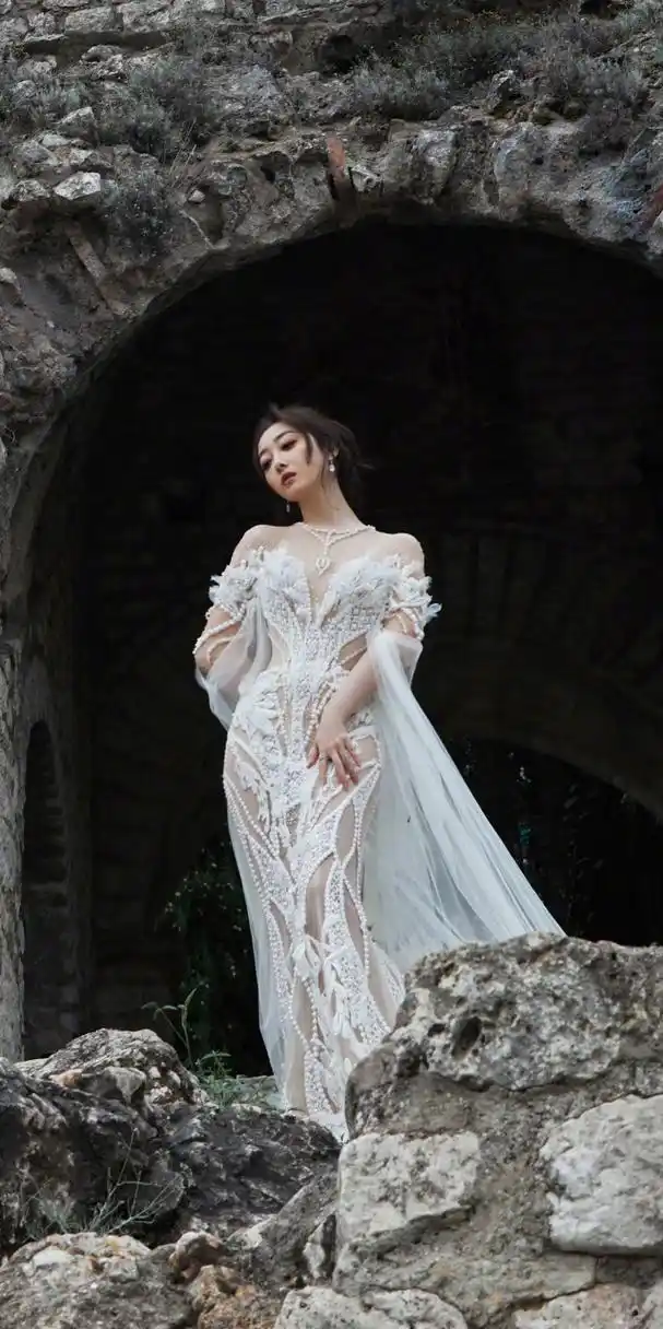 蒋梦婕纯白蕾丝优雅长裙写真壁纸