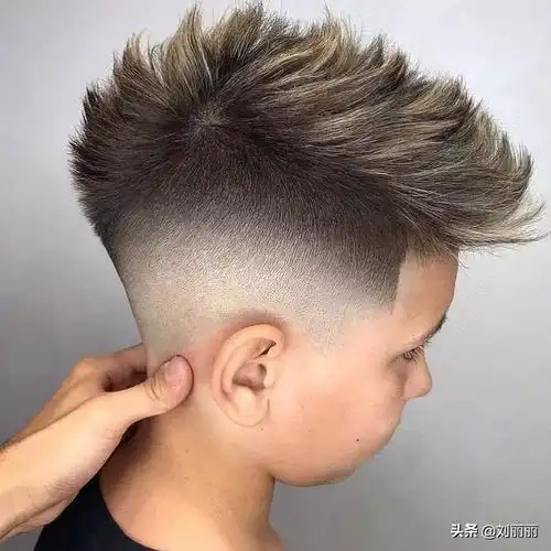 儿童男孩发型小男孩发型怎么选这15款很帅气你儿子值得拥有