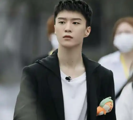 一头短发出境,看起来硬汉范十足,面对粉丝范丞丞也是非常有爱,他用手