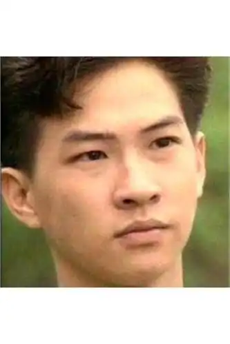 是不是和小编一样会先愣一下,他就是入行超过20年的张家辉,年轻时候的