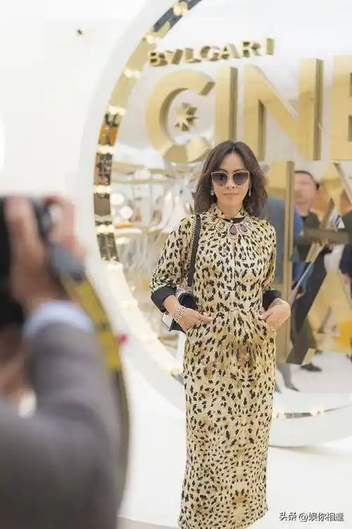 刘嘉玲同框何超琼!身高差5公分却输得彻底,豪门才是明星照妖镜