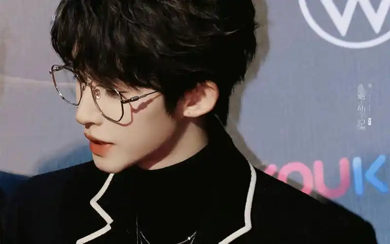 卧槽,在绝对的气质面前,戴眼镜就是魅力加成,本眼镜控一本满足了|刘宇