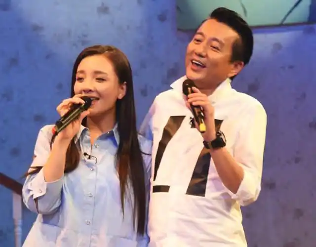 "槿汐姑姑"孙茜孕后不闲着 与老公节目对唱秀恩爱