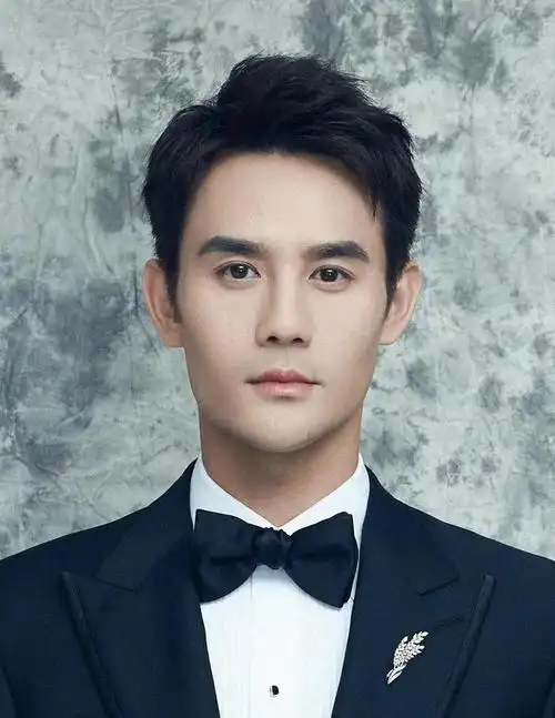 演员王凯迎40岁生日工作室晒帅照为其庆生因生病而放缓脚步