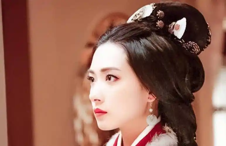 而遭雪藏, 出道十八年直到前年搭档胡歌才终于大火_万茜_明星_演技