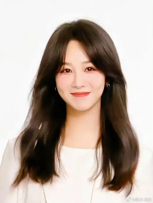 杨紫韩剧女主即视感#杨紫最新代言物料,韩式发型搭配米白色西装,妥妥