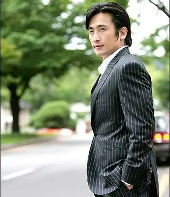 组图:车仁表帅气西服秀 刚毅俊朗帅气十足