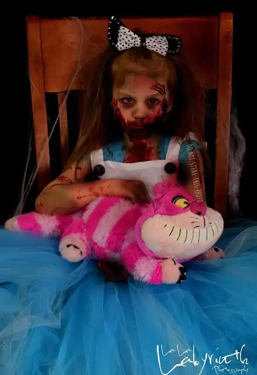 摄影师将小孩扮成"僵尸娃娃" 鬼魅笑容吓坏人(组图)