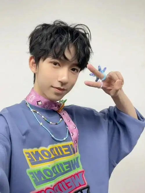 贺峻霖晒演唱会自拍#  贺峻霖微博live图更新9615  蓝色温柔风