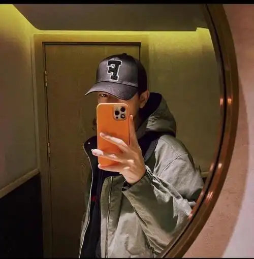 李现更新ins分享对镜自拍照 特意换上应援色手机壳也太会了吧!