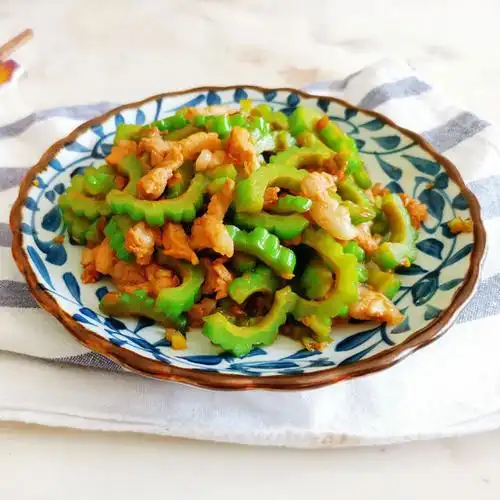 肉丝炒苦瓜,碧绿脆嫩,微苦中带着清香