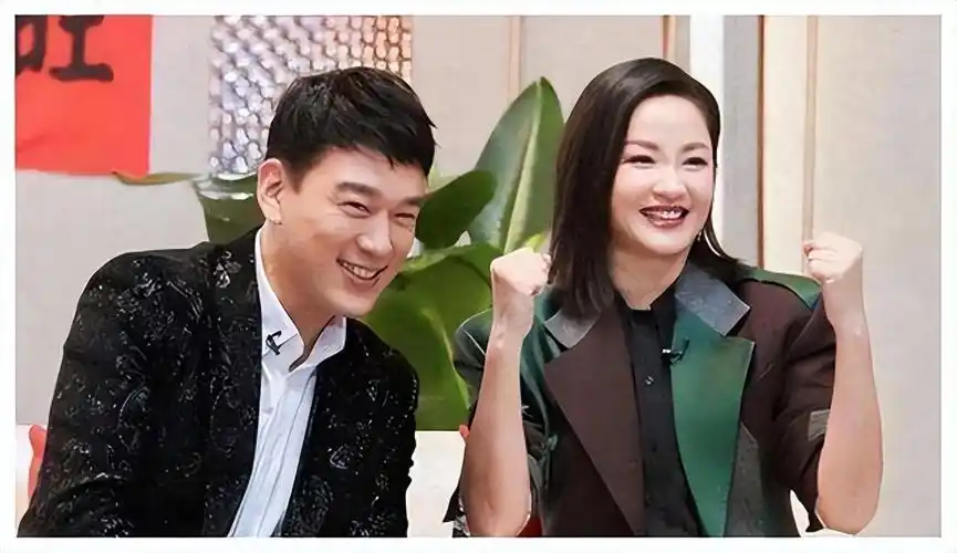 回顾王耀庆为拍戏花4万元配眼镜22年零绯闻独宠妻子