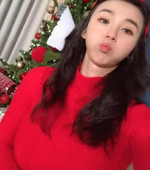 身材最好nba主持张曼源穿圣诞装上围抢镜曾让詹皇也紧握拳头