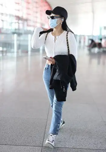 袁娅维穿白色短毛衣搭蓝色牛仔裤秀细腰,清新时尚,活力满满