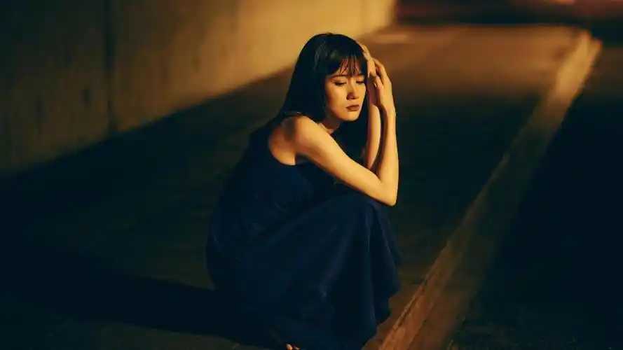 失恋非常难过的伤感女孩