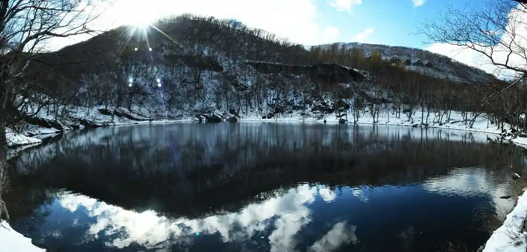 长白山上的小天池全景