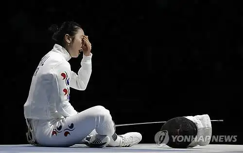 奥运会女子重剑半决赛中,韩国选手申雅兰在一次极具争议的判罚后失利