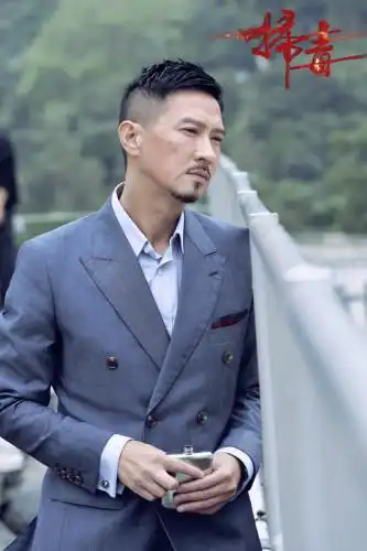 《扫毒》张家辉拥香车美女 角色亦正亦邪