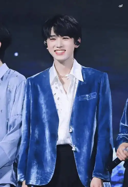 宋亚轩蓝色西装造型随拍##宋亚轩和蓝色西装的适配度