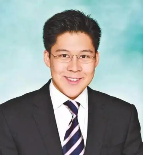 霍启刚豪门第三代的翘楚香港年轻人的榜样