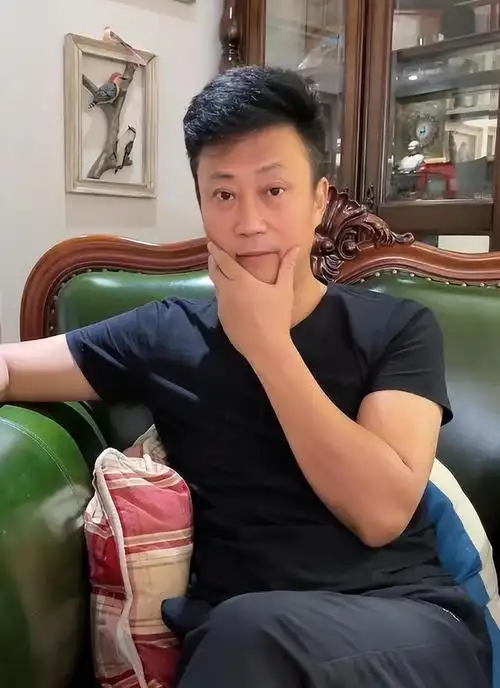 回顾歌手耿为华:我这辈子做过后悔的事,就是娶小14岁女迷为妻