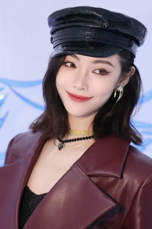 许佳琪甜酷皮衣短裙##许佳琪复古皮质海军帽