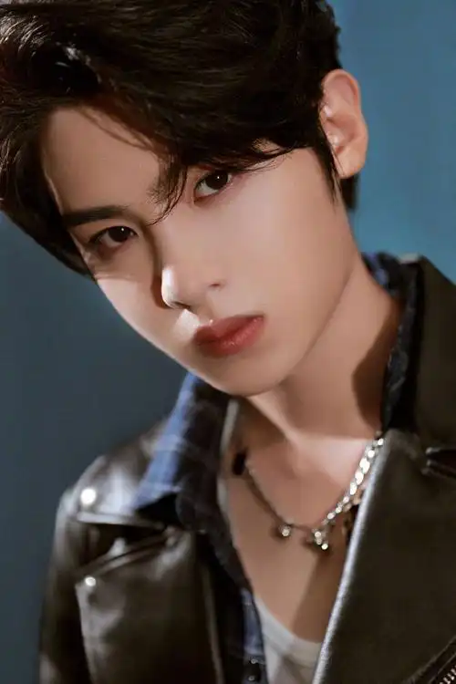 黄明昊摇滚皮衣造型写真图片46