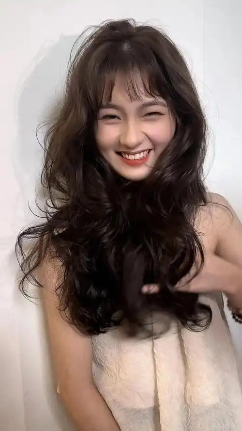 羊毛卷烫是一种广受欢迎的发型,其特点是将头发以不同角度和方向进行