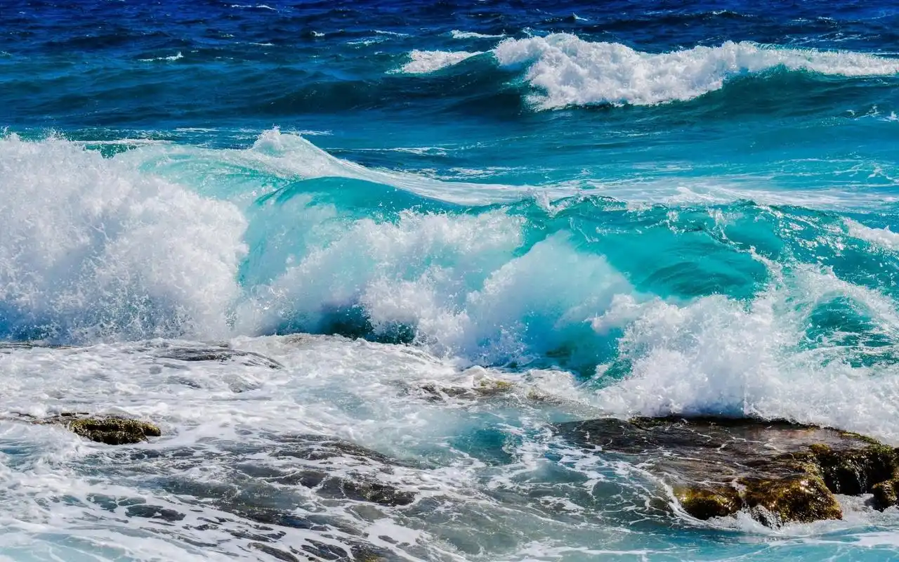 一波海浪汹涌来袭