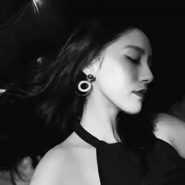 黑白御姐撩发头像超拽霸气 霸气头像图片大全 -【爱个性】