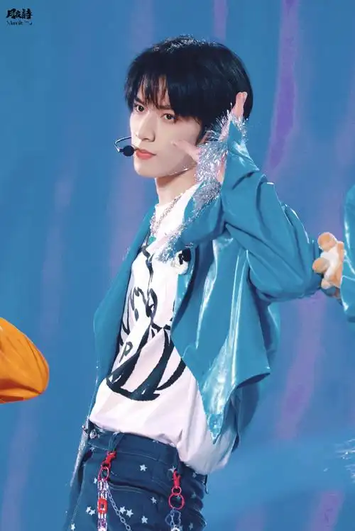 重庆第二场的刘耀文,这个真喷不了,24k纯帅.