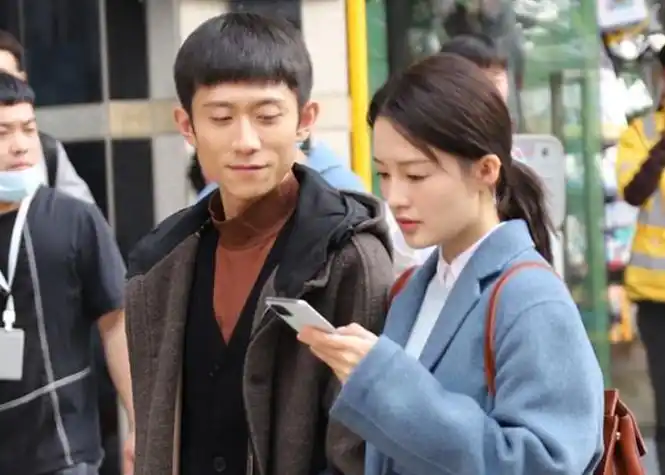 张一山李沁恋情曝光,媒体拍到两人牵手逛街,眼神是不能骗人的