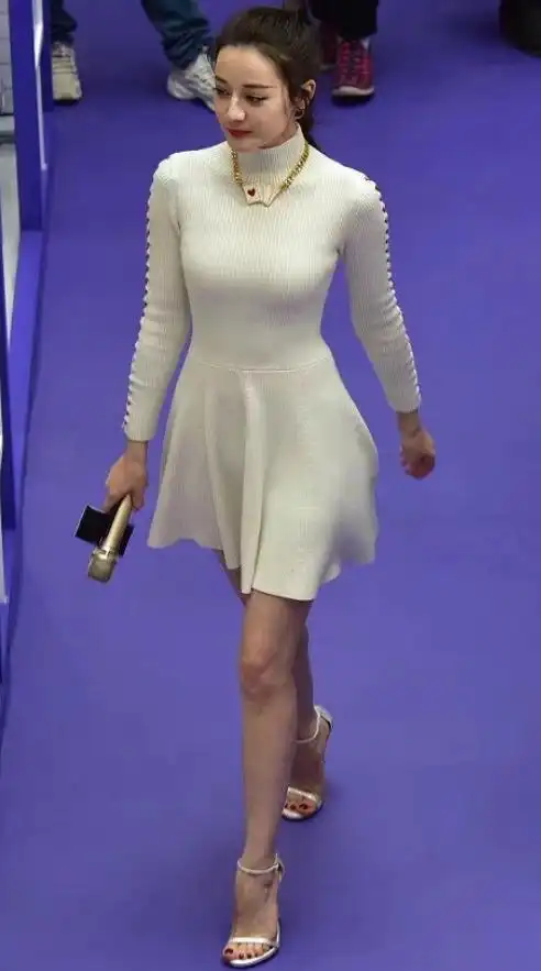 看了无滤镜下的身材,除了大脚骨都无可挑剔