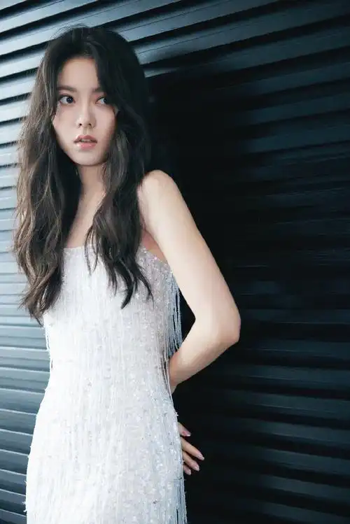 组图:赵今麦抹胸流苏裙精致贵气 海藻长发笑容清甜治愈十足_高清图集