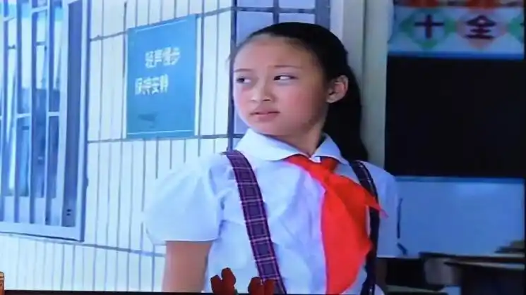 孙侨潞妈妈回复说:"你的眼睛真厉害,我那时候好胖啊"