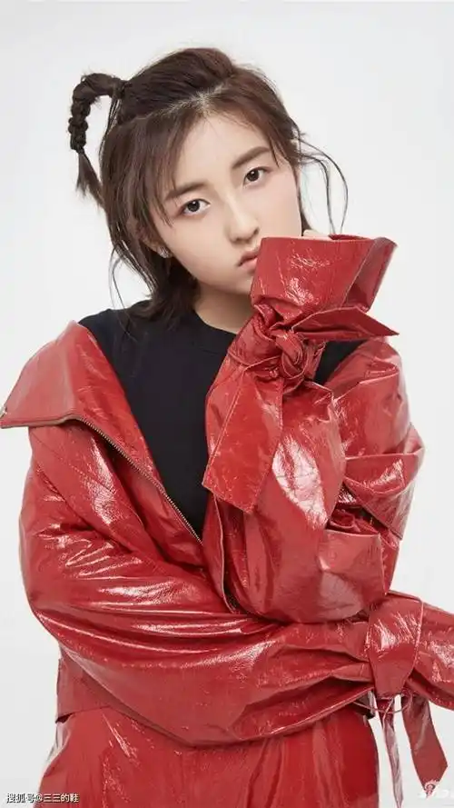 可爱张子枫短发夏日清凉写真the row运动鞋