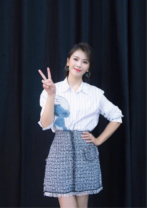 刘涛剪了短发好清爽,裸色皮衣配牛仔裤时尚显瘦,空气刘海太显嫩