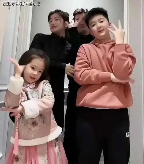 一个女儿,儿女都遗传了老婆宋茶茶的颜值,曹征曾说,一家四口,他长得最