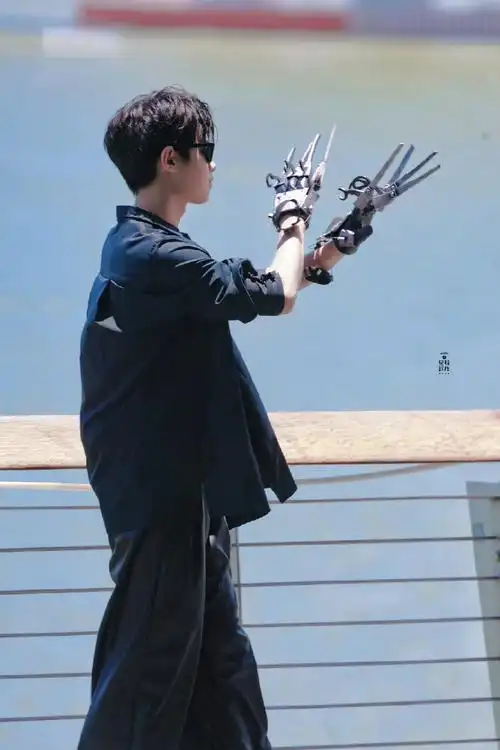 黄明昊金刚狼爪##黄明昊背影侧颜